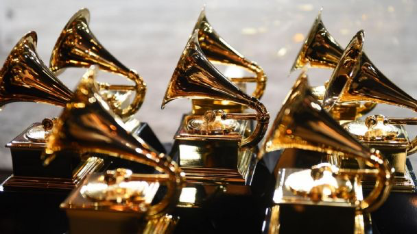 Posponen Grammy 2022 por aumento de casos de Ómicron