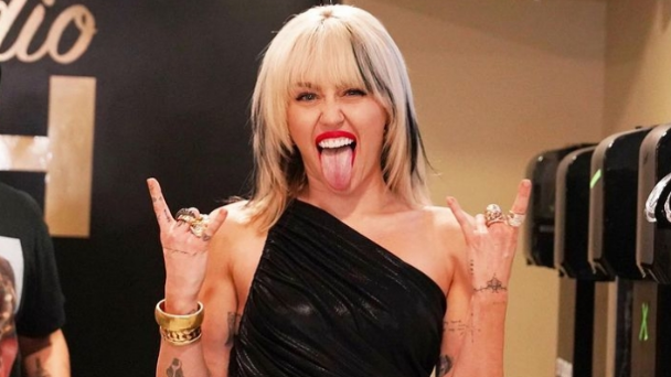 Miley Cyrus se queda en ‘topless’ en escenario