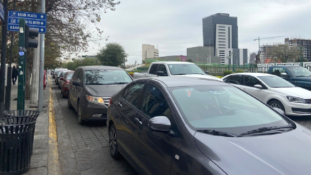 Drive-thru de pruebas covid continúa saturado en Monterrey