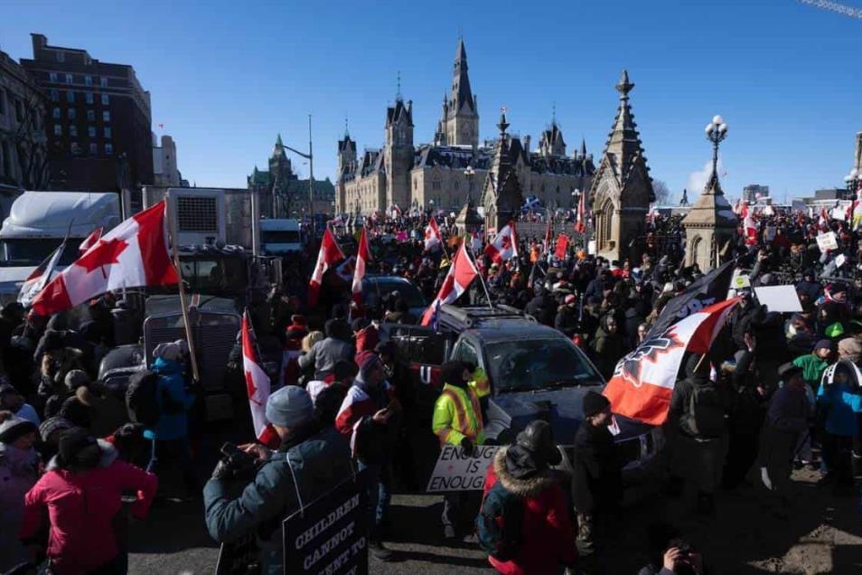 Exigen miles de canadienses eliminar restricciones Covid