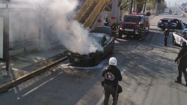 Auto se incendia en Avenida Gonzalitos