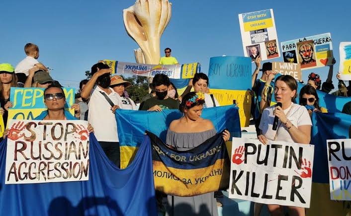 Ucranianos y rusos se manifiestan en Cancún en contra de la guerra