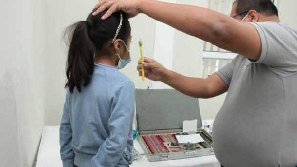 Llevan exámenes de la vista y lentes a niños en Juárez