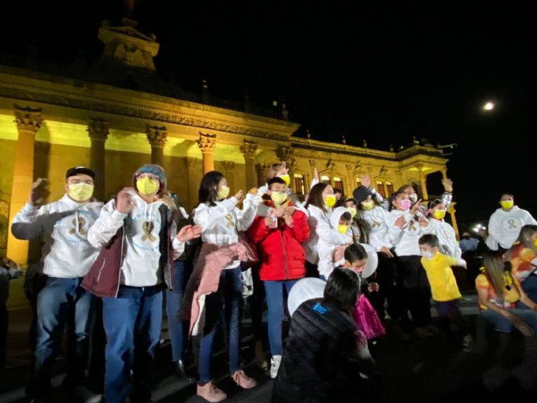 Palacio de Gobierno se ilumina por lucha contra cáncer infantil