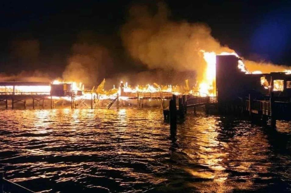 Incendio consume restaurante-bar en Isla del Padre