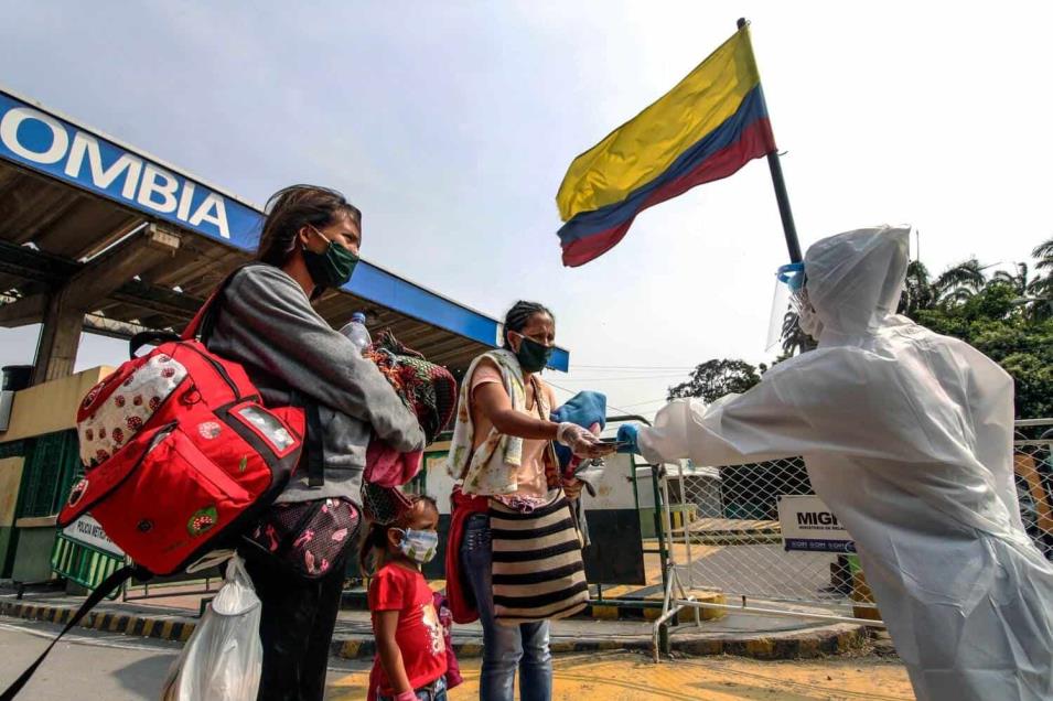 No más cubrebocas al aire libre para vacunados en Colombia