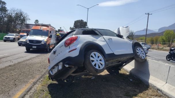 Volcadura en la Carretera Nacional deja tres mujeres lesionadas