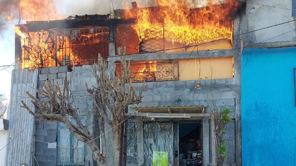 Mueren 3 menores en incendio en su casa de Escobedo