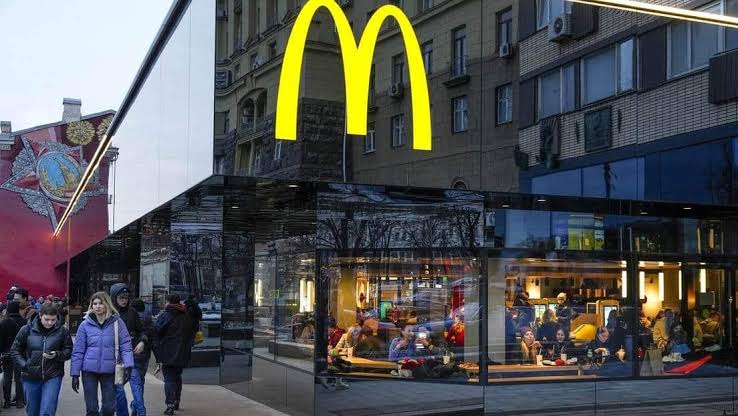 Ruso se encadena a McDonald’s en Moscú; pide que no cierre