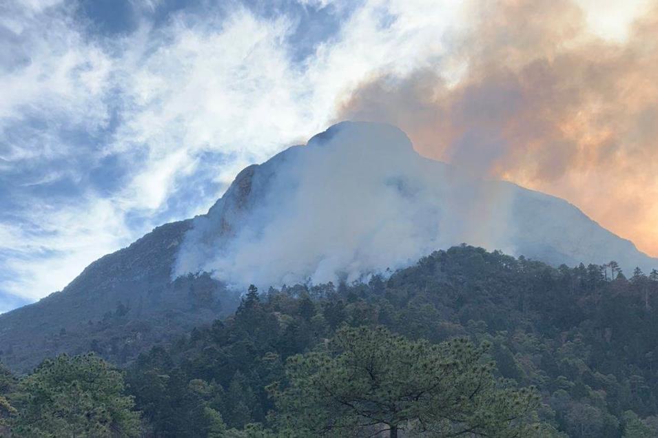 Consume incendio en sierra de Santiago 1,300 hectáreas