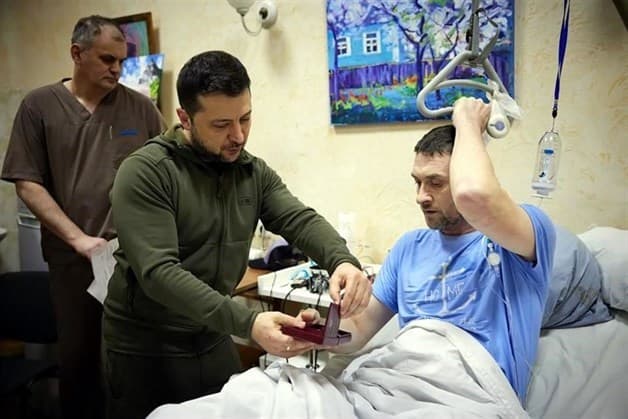 Visita Zelensky a soldados heridos en hospital de Kiev