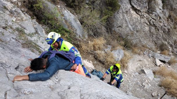 Rescatan a senderista en La Huasteca