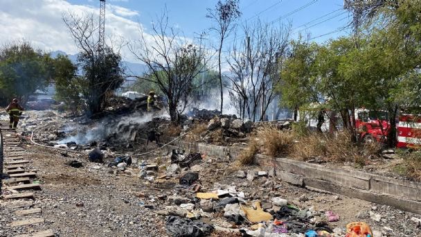 Incendio consume terreno baldío lleno de basura en Monterrey