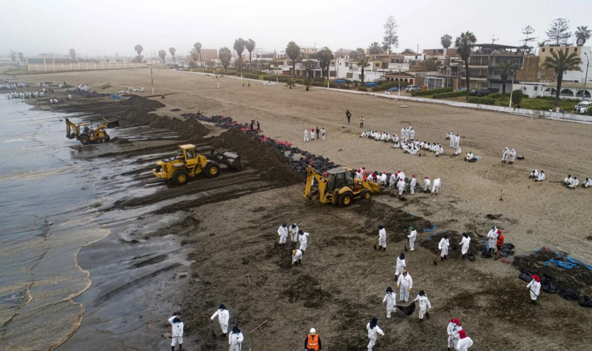 Repsol declara limpias 28 playas afectadas por derrame de petróleo en Perú