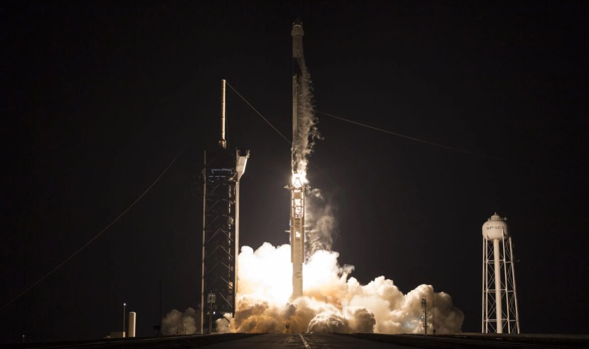 SpaceX amplía red de internet espacial con nueva tanda de satélites