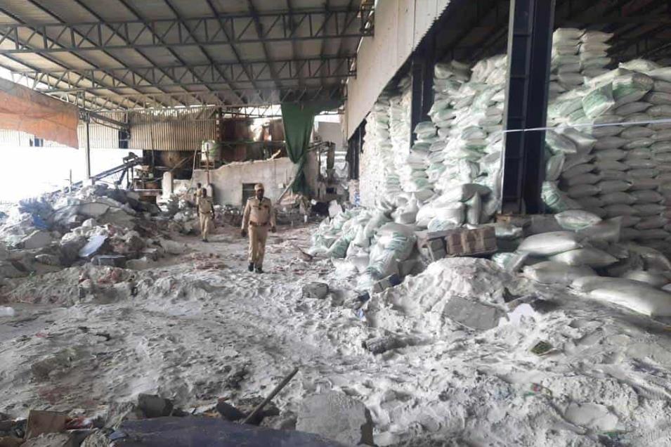 Derrumbe en planta de sal en India deja 12 muertos
