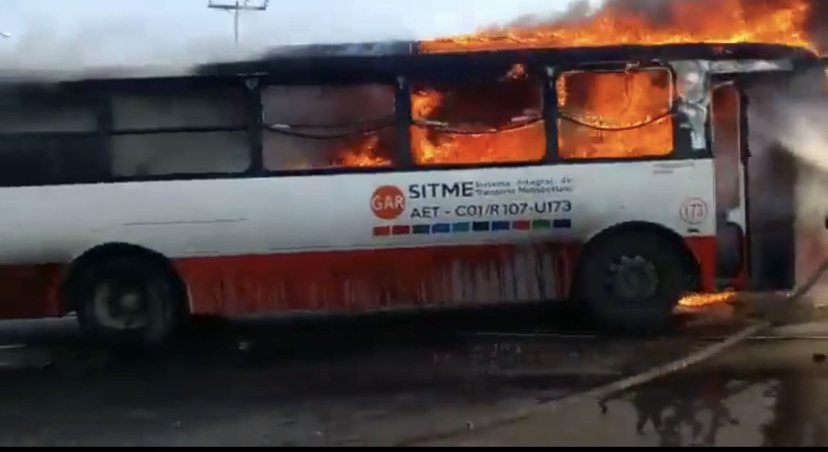 Incendio consume ruta 107 en Santa Catarina