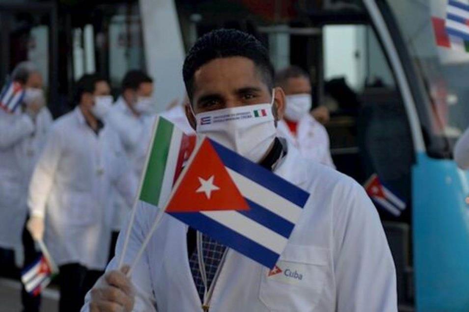 Juez admite amparo contra la contratación de médicos cubanos