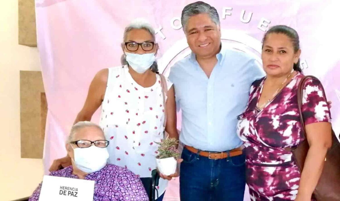 Víctor Fuentes entrega testamentos a madres neolonesas