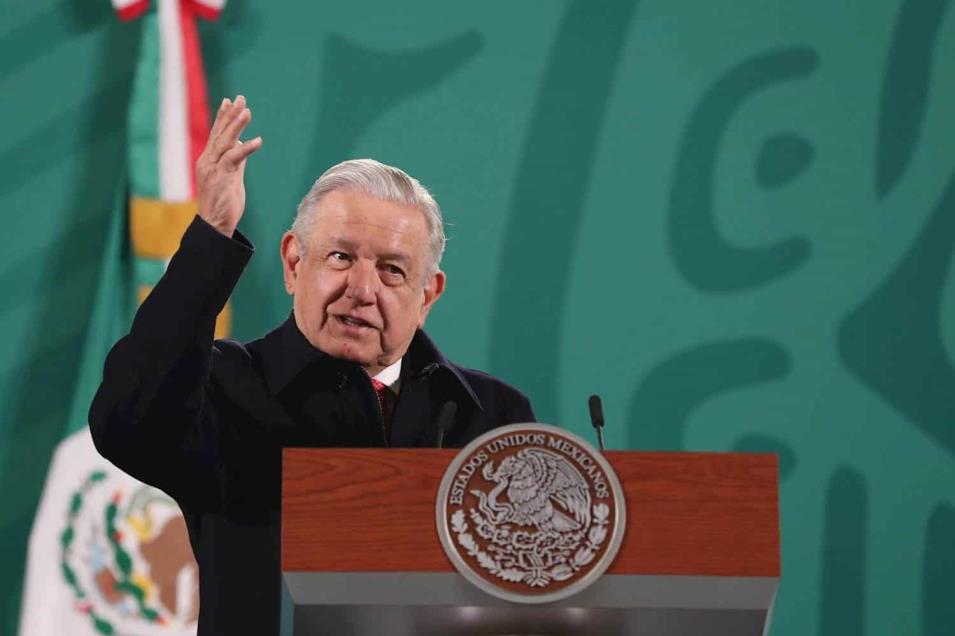 Responde López Obrador a conservadores por médicos cubanos