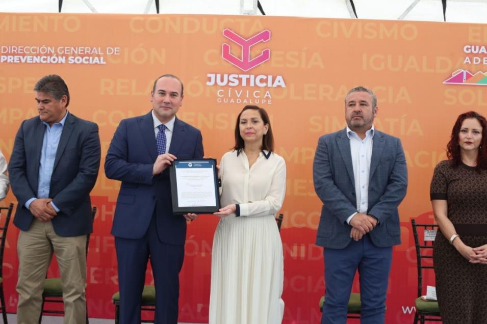 Obtiene Cristina Díaz tercer certificación de mediación