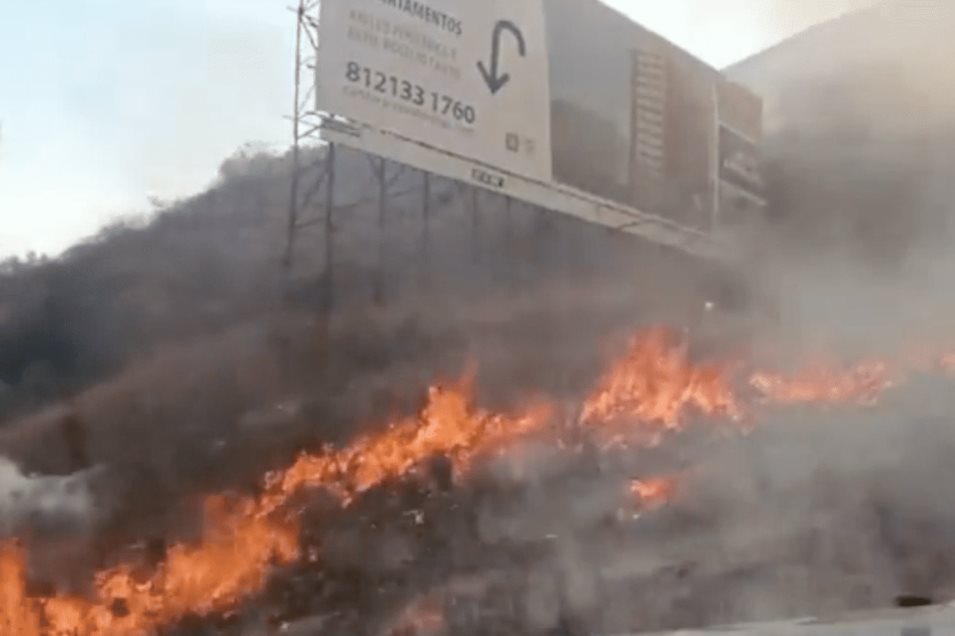 Se registra incendio en lote baldío en Monterrey