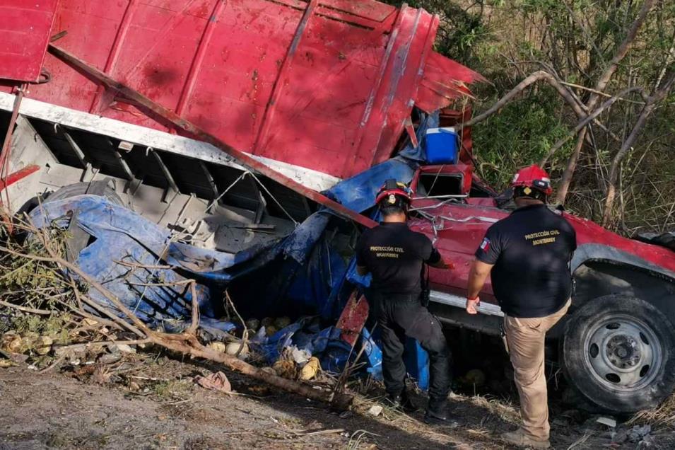 Camión de carga cae al rio Santa Catarina tras choque