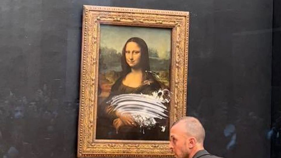 Lanzan pastelazo a la ‘Mona Lisa’