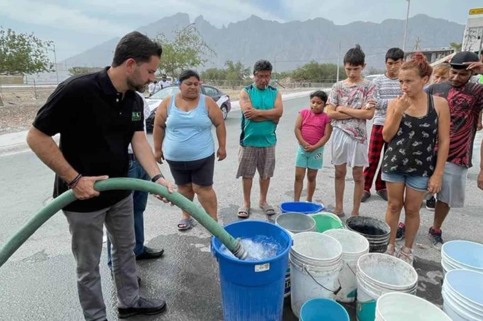 Lleva Raúl Lozano pipas de agua a colonias de García