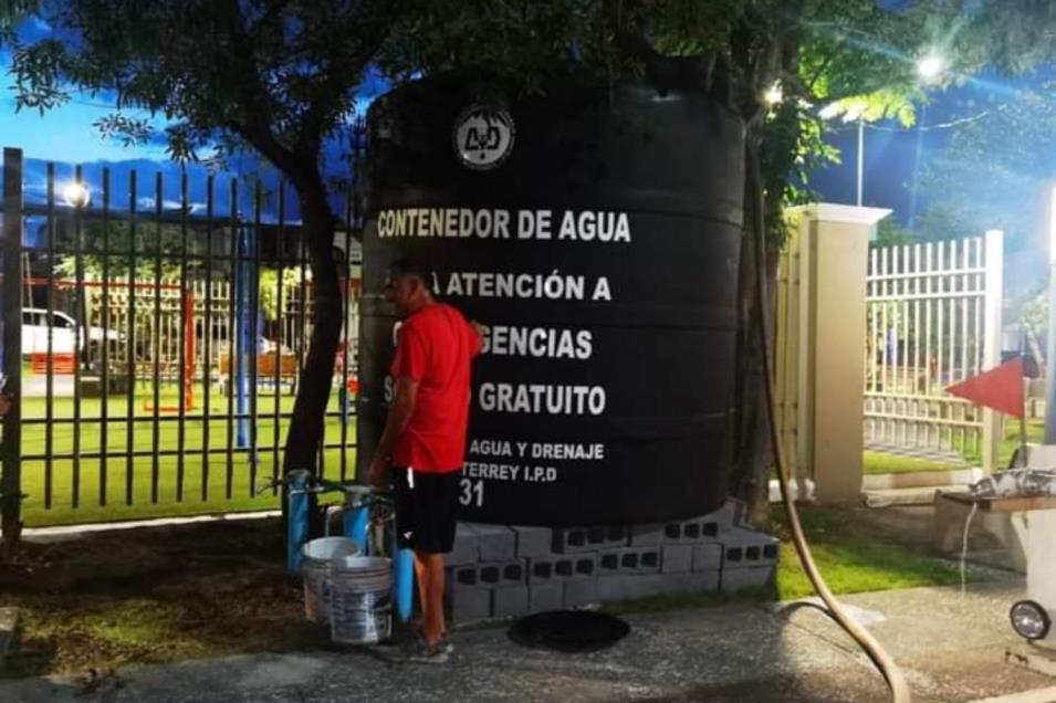 Instala Agua y Drenaje tinaco público en San Nicolás