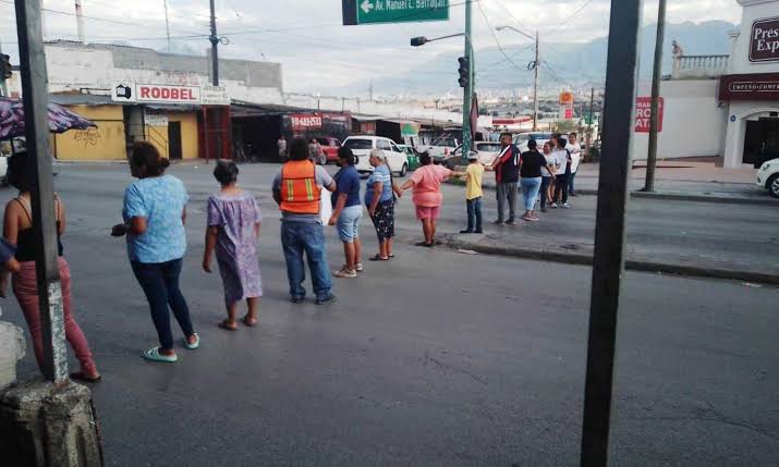 Vecinos de Topo Chico cierran avenidas por falta de agua