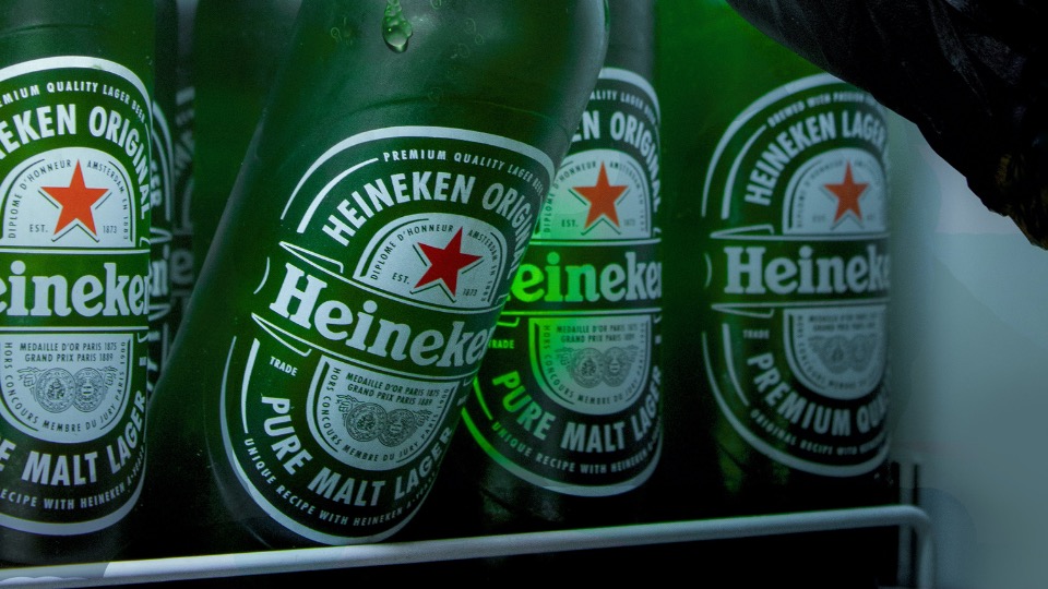Heineken usa 2.5 litros de agua para producir un litro de cerveza