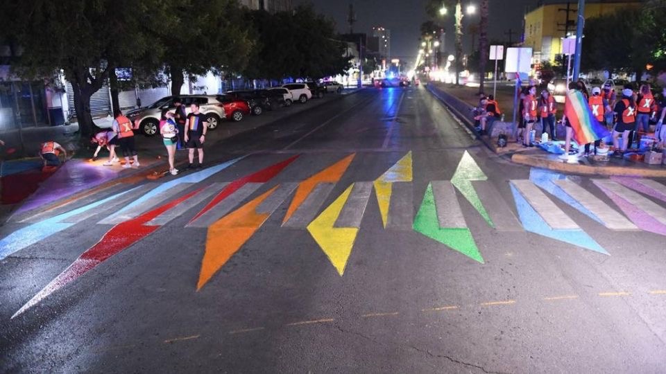 Pintan cruces en Monterrey con los colores de la diversidad