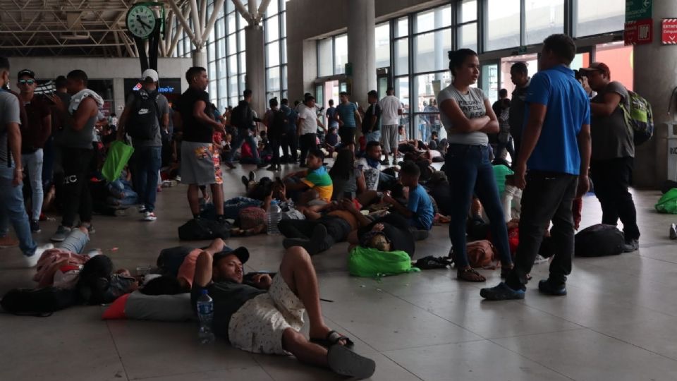 Migrantes quedan varados en Central de Autobuses en Monterrey
