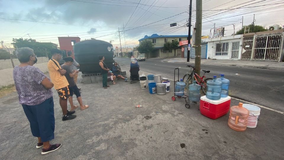 Madrugan habitantes de Guadalupe para esperar pipa con agua