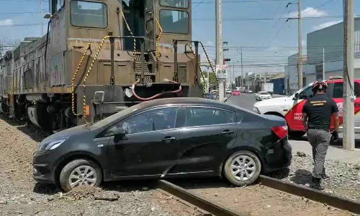 Conductor se salva de ser impactado por tren