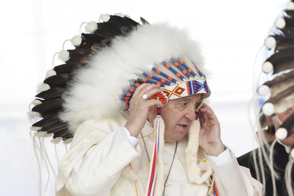 Papa Francisco con tocado indígena genera reacciones mixtas