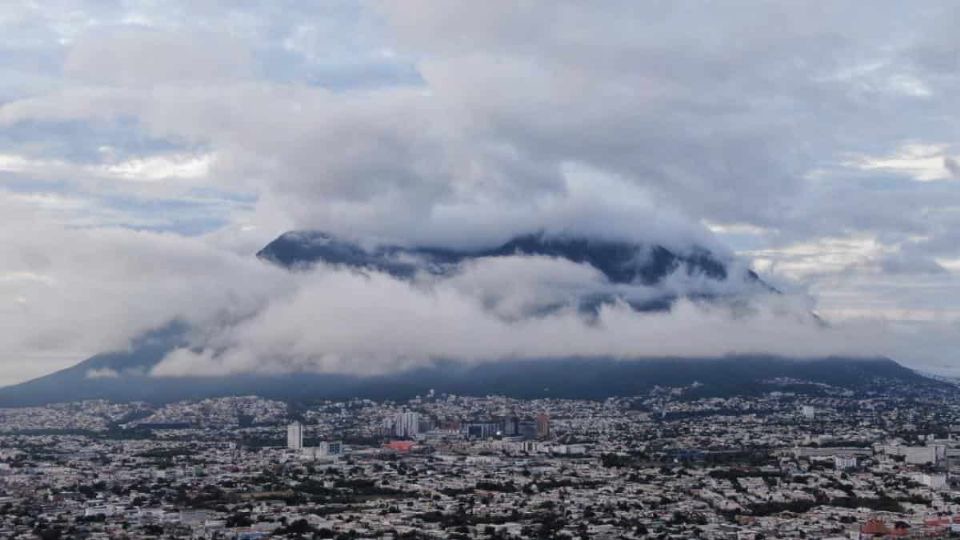 Viernes con ambiente mayormente nublado en Monterrey