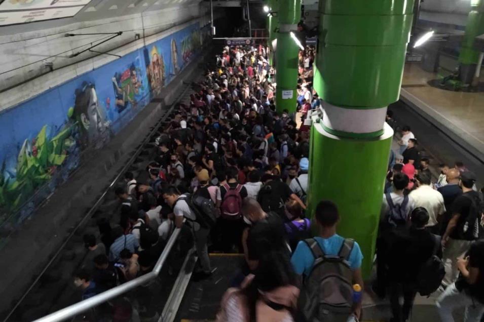 Continúan abarrotadas estaciones del Metro