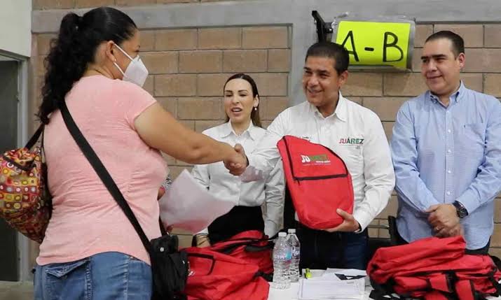 Apoya Juárez a familias con útiles escolares