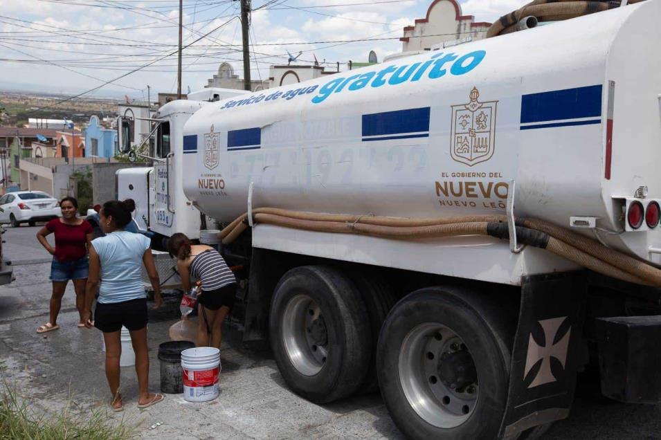 Distribuyen agua en 438 colonias en Monterrey