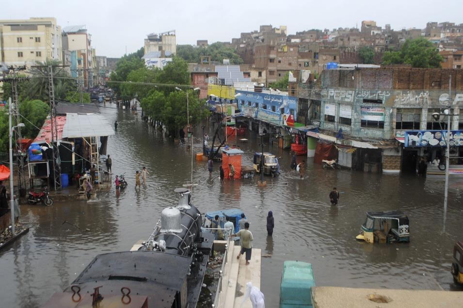 Inundaciones en Pakistán dejan 900 muertos