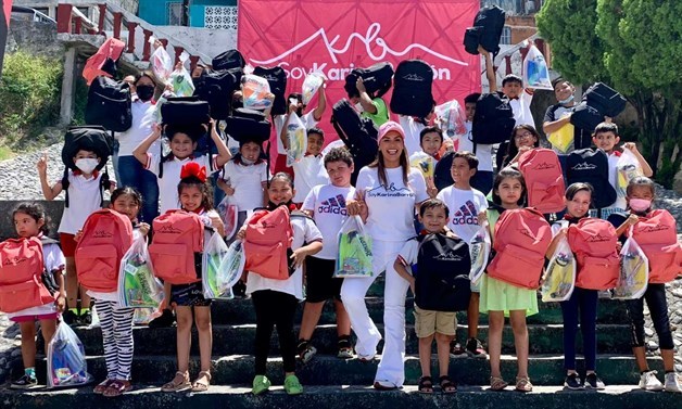 Karina Barrón entrega de más de 7,000 paquetes escolares