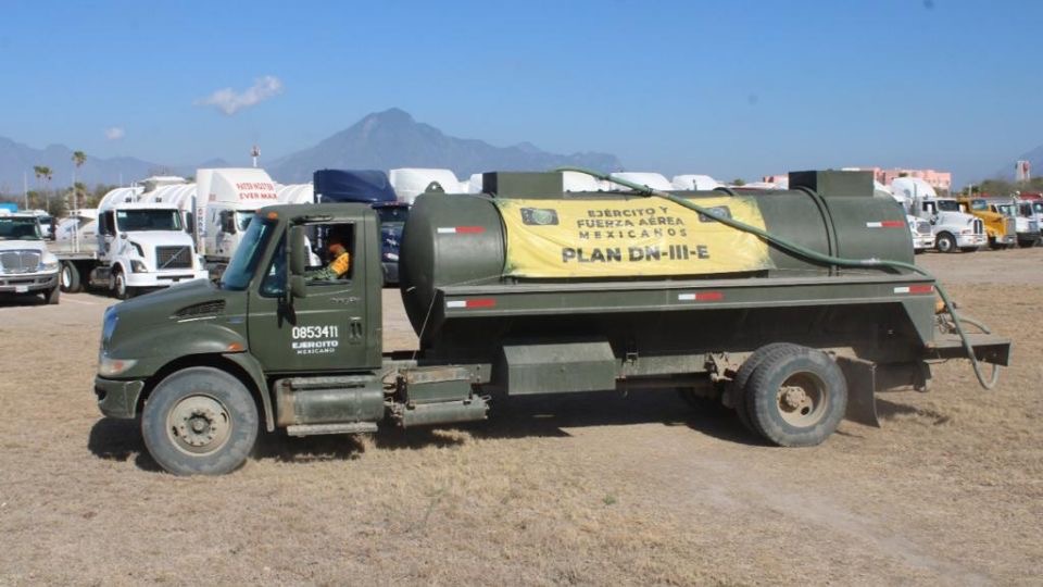 Sedena envía 114 pipas más para repartir agua en Nuevo León