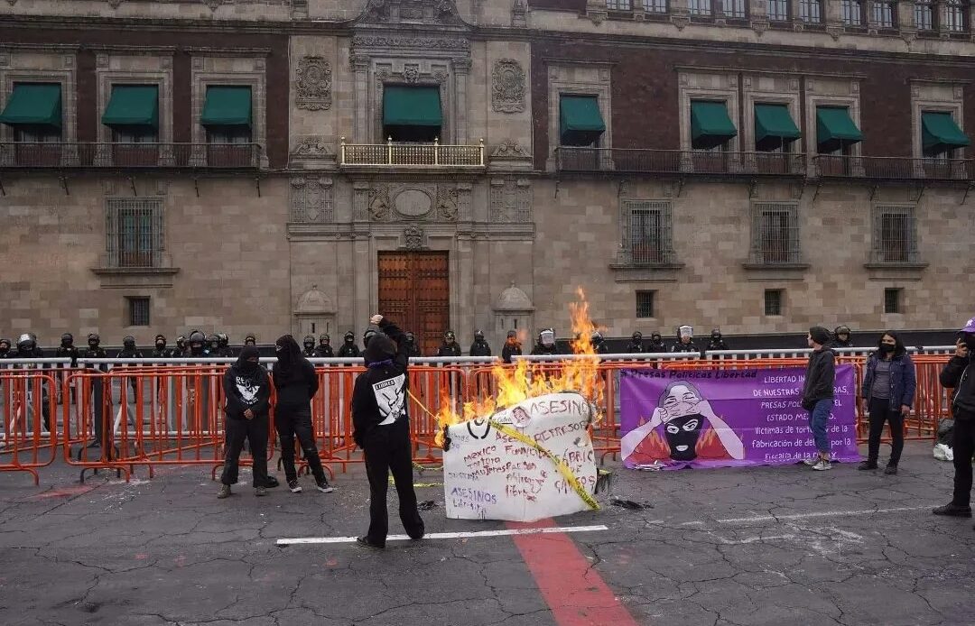 Feministas exigen en Palacio Nacional libertad para detenidas en desalojo de edificio de la CNDH