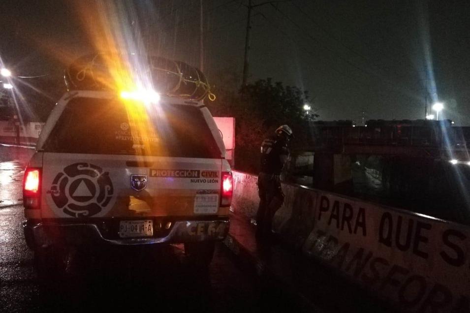 Lluvias dejan inundaciones y vehículos varados en Monterrey