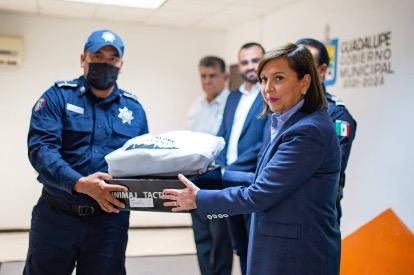 Entrega Cristina Díaz uniformes a elementos de policía y tránsito