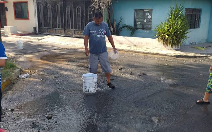 Reportan fuga de agua bajo pavimento en Topo Chico