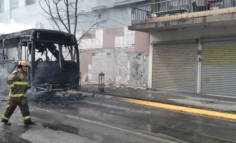 Camión urbano se incendia en el centro de Monterrey