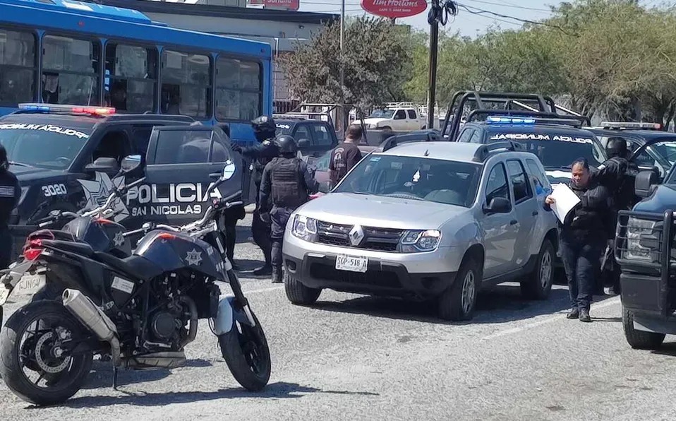 Hombre armado roba camioneta en Monterrey; tras persecución lo detienen en San Nicolás